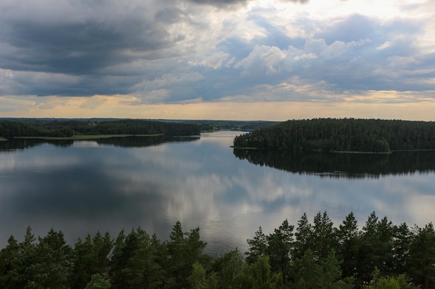 Foto lago e foresta