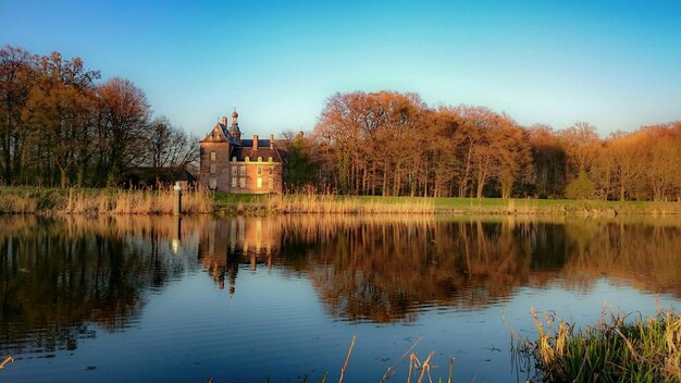 Foto il lago di fronte al castello contro il cielo