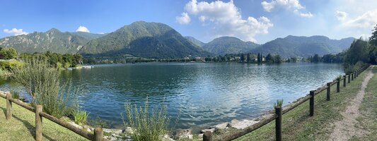 Foto lago di garda in italia circondato da montagne