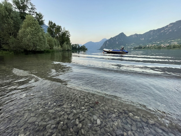 山々に囲まれたイタリアのガルダ湖