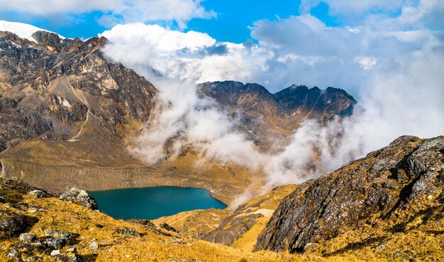 ペルーのワンカヨにあるhuaytapallana山脈の湖
