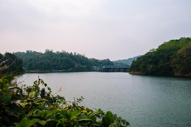 Photo lake behind a hydroelectric dam in india