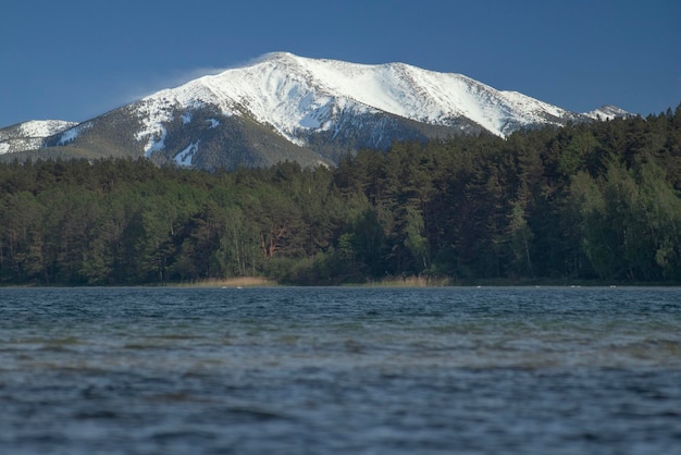 Photo the lake is lost in the mountains