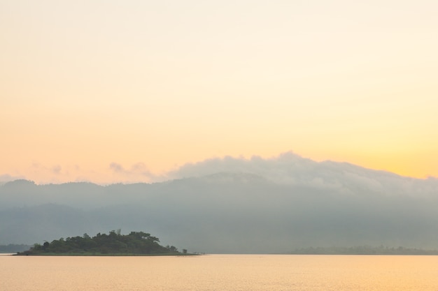 朝は湖の島。