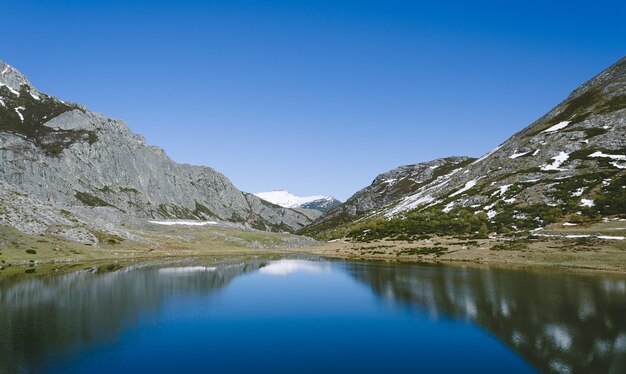 Lake Isoba, Leon. Spanje. Berglandschap met meer en besneeuwde kalksteenbergen.