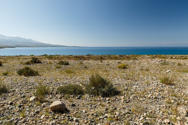 Lake Issyk-kul, het grootste meer van Kirgizië, kiezels aan de zuidoever van het meer