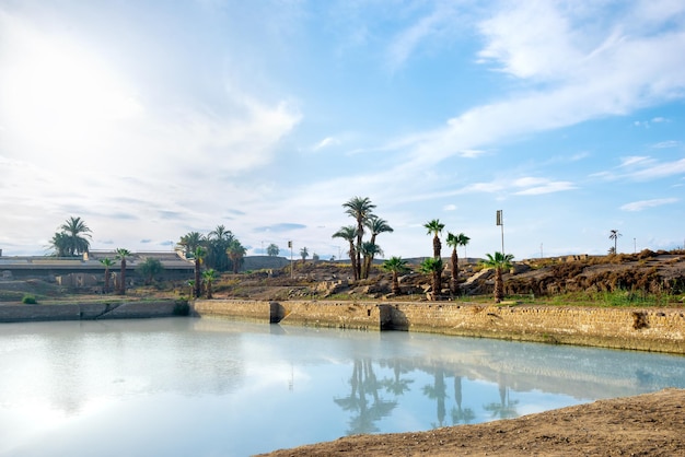 Озеро в Карнакском храме Луксора на рассвете, Египет