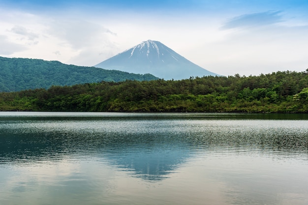 写真 日本の河口湖と鳳凰山