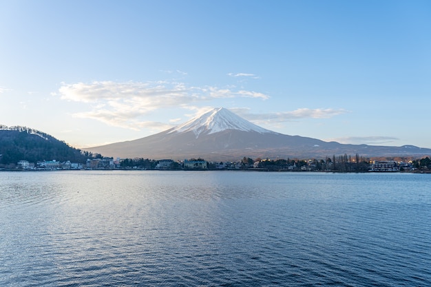 日本の富士山を望む河口湖。