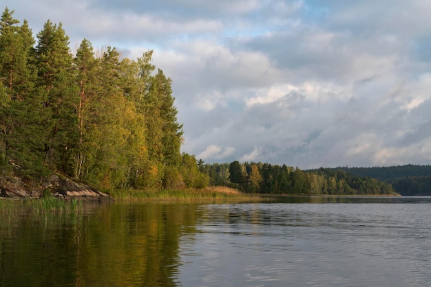 Lake Ladoga bij het dorp Lumivaara op een herfstdag Ladoga skerries Lakhdenpokhya Karelië Rusland