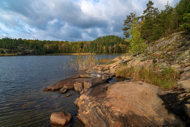 Lake Ladoga bij het dorp Lumivaara op een herfstdag Ladoga skerries Lakhdenpokhya Karelië Rusland