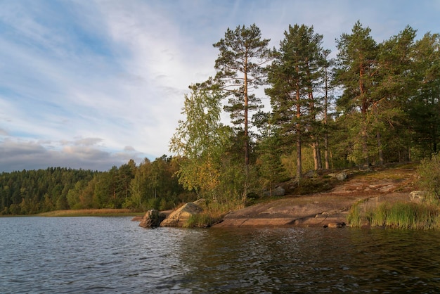 Lake Ladoga bij het dorp Lumivaara op een zonnige herfstdag Ladoga skerries Republiek Karelië Rusland