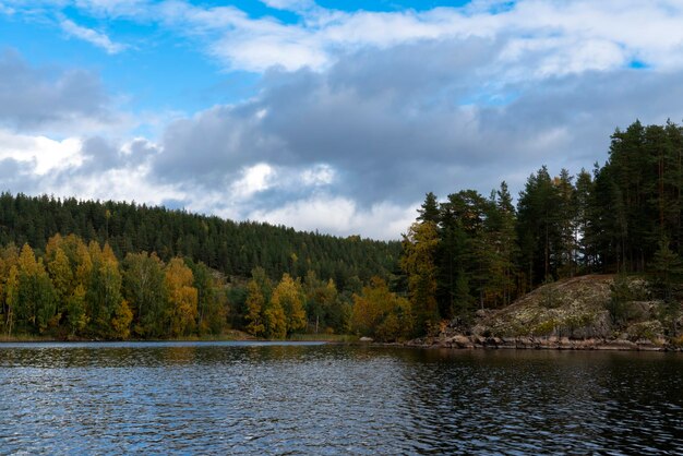 晴れた秋の日に村 Lumivaara の近くのラドガ湖 ラドガ スケリーズ カレリア ロシア共和国