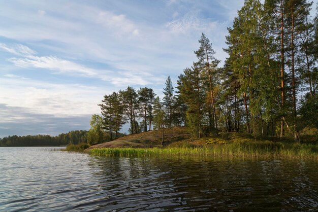 Lake Ladoga op een zonnige herfstdag Ladoga skerries Lumivaara Lakhdenpokhya Karelië Rusland
