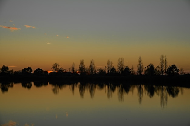 夕暮れ時に見られる秋の湖の風景。