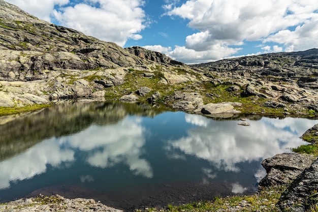 写真 雲の反射、岩山ツンドラ、トロルトゥンガ岩への道のある湖の風景