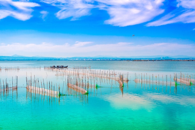 写真 青い空と青緑色の海と湖の風景