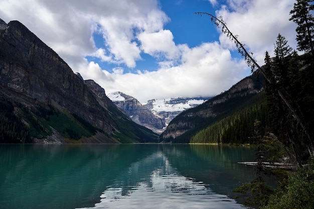 Photo lake louise in banff national park, alberta, rocky mountains, canada