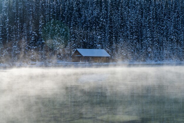 Foto lake louise botenhuis in de vroege ochtend van de winter zonnige dag