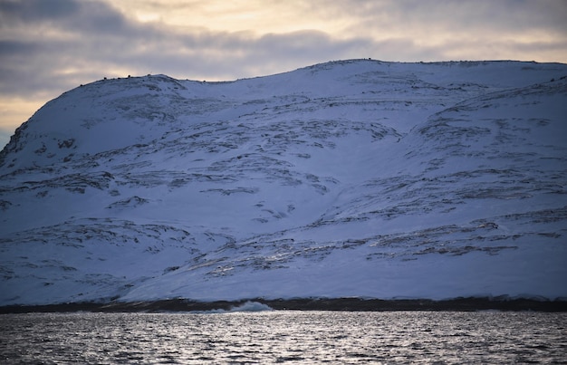 Foto lake manasarovar in west-tibet volgens de hindoeïstische religie werd het meer voor het eerst gecreëerd in de geest van de heer brahma, waarna het zich op aarde manifesteerde