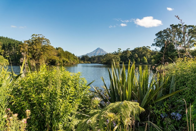 Photo lake mangamahoe scenic view with volcanic mt taranaki in the background