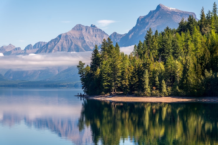 Photo lake mcdonald, montana/usa - september 20 : view of lake mcdonald in montana on september 20, 2013. unidentified people.