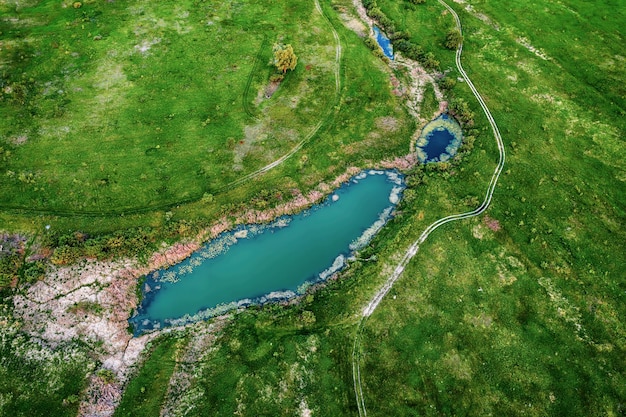 牧草地の湖