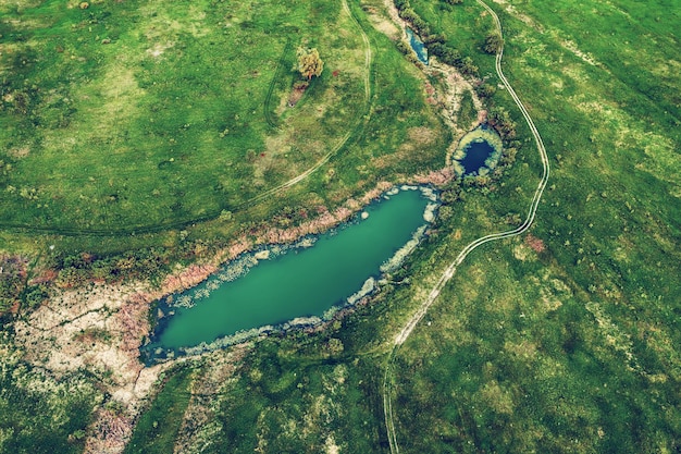 牧草地の湖