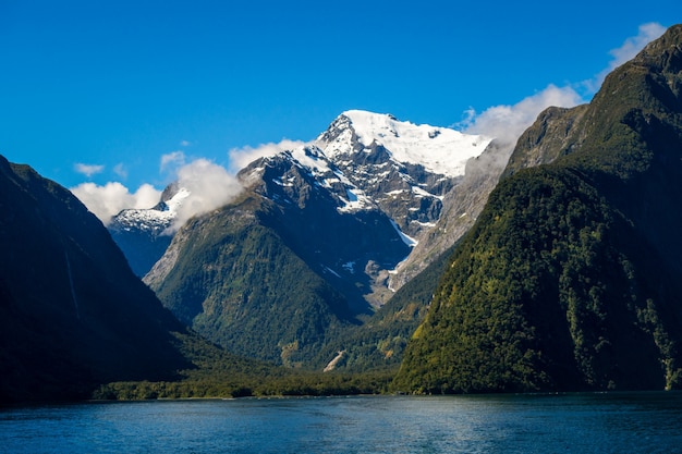 Foto paesaggio della montagna e del lago in nuova zelanda