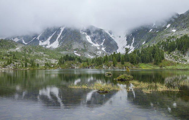 シベリアの暗い朝の山の湖