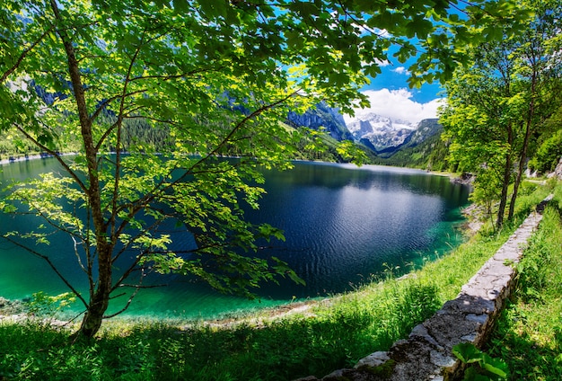 Photo lake between mountains