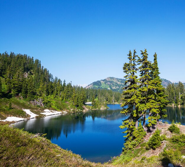 山の湖