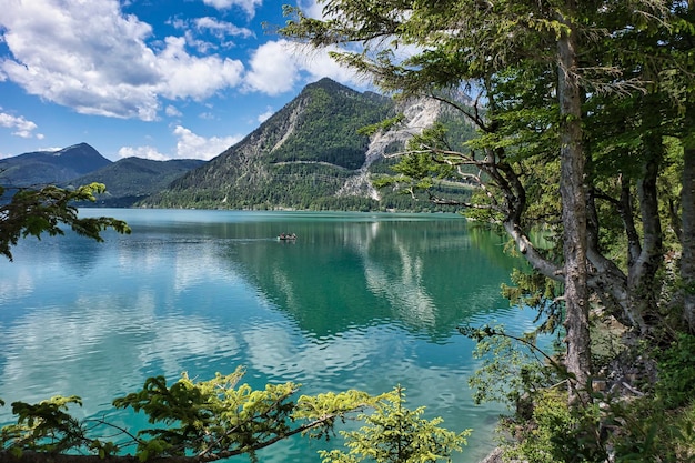 山の中の湖