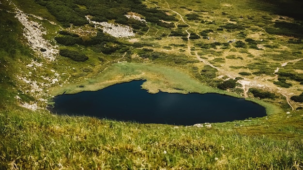 Lake Nesamovite en het omliggende landschap tegen de achtergrond van groene bergen