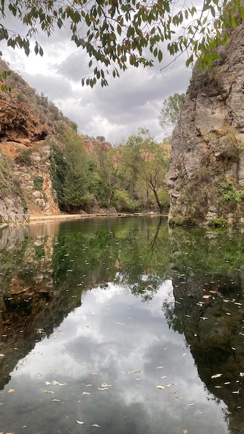 Lake of the Mirror (Lago del Espejo) in het natuurpark van Monasterio de Piedra, Zaragoza, Spanje