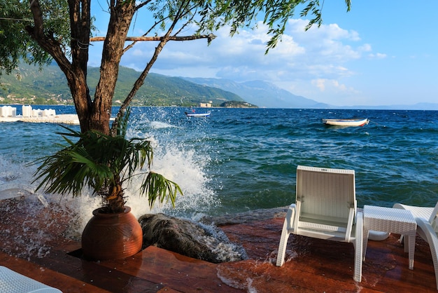 デッキチェア付きの木製プラットフォームからのオフリド湖の夏の景色（オフリドの町、マケドニア）。