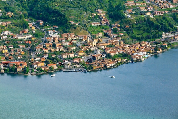 イタリア、「モンテ・イーゾラ」からの湖のパノラマ。イタリアの風景。湖の島