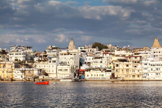 Lake Pichola en het stadspaleis in India