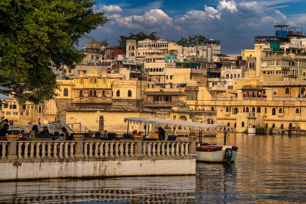 우다이푸르 라자스탄 인도 암브라이 가트(Ambrai Ghat)의 피촐라 호수 구시가지 궁전(Lake Pichola Old City Palace)과 호수 궁전(Lake Palace)