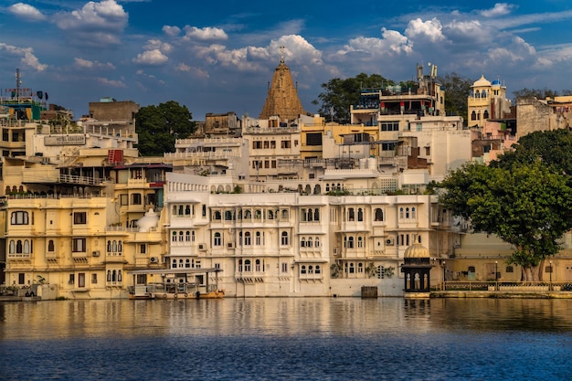 우다이푸르 라자스탄 인도 암브라이 가트(Ambrai Ghat)의 피촐라 호수 구시가지 궁전(Lake Pichola Old City Palace)과 호수 궁전(Lake Palace)