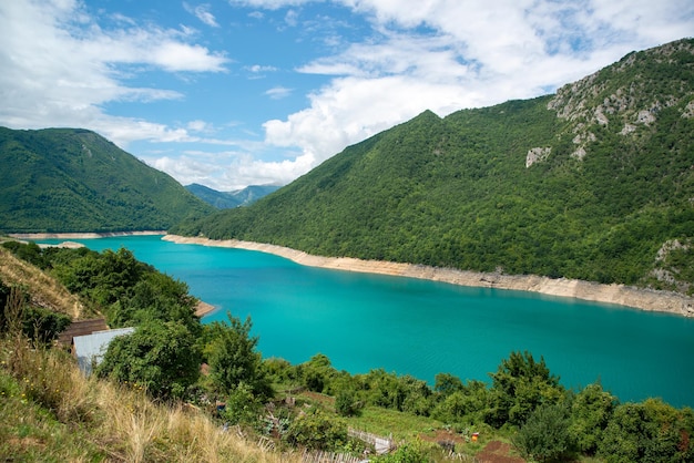 Lake Piva is een kunstmatig meer gelegen in de gemeente Pluzine in het noordwesten van Montenegro