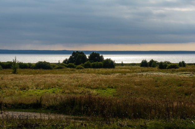 Lake pleshcheyvo meer de blauwe steen verhalen en legendes