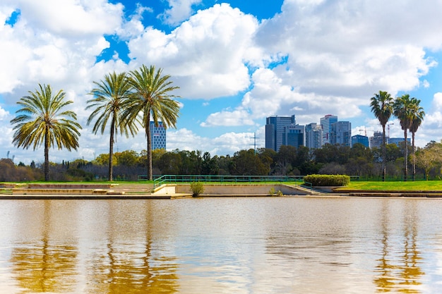 イスラエルの静かで美しい都市レクリエーション公園の湖