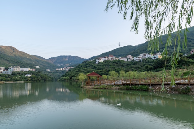 호수는 산과 마을을 반영합니다