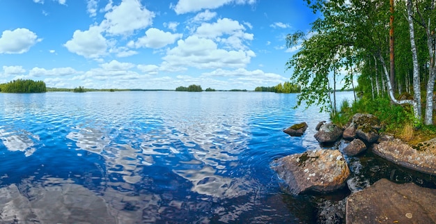Lake Rutajarvi zomer uitzicht met weerspiegeling van wolken op het wateroppervlak (Urjala, Finland).