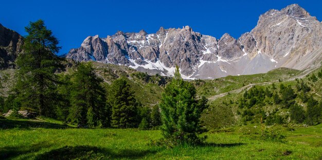 Foto lago sainte anne qeyras nelle alte alpi in francia