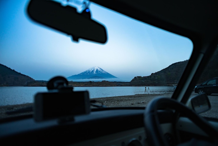 Photo 車のフロントガラスから見た湖