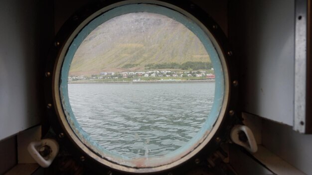 写真 山を背景に窓から見える湖