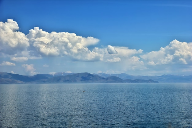 Lake Sevan in de bergen van de Kaukasus van Armenië