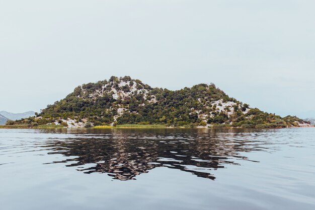 Foto lake skadar national park in montenegro. uitzicht op bergen